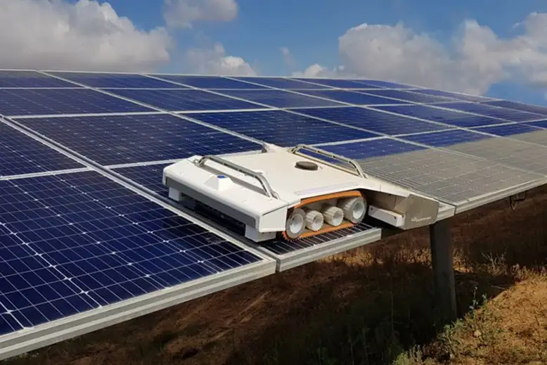 Solaranlagen-Reinigungsroboter kann per Drohne abgesetzt und abgeholt werden